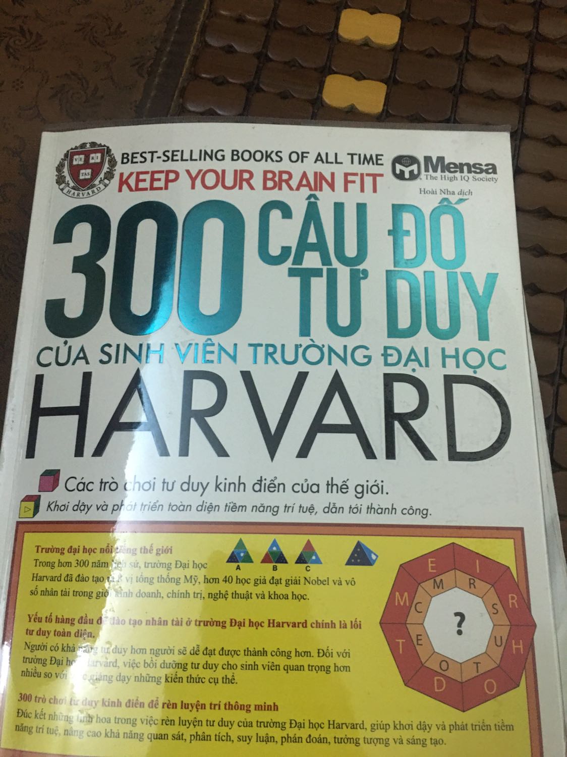 Nhận sách nhanh, sách mới bọc bookcare cẩn thận. Giấy in màu chất lượng. Nội dung rất hay, rèn luyện đầu óc từ ngày ra trường lười tư duy. Phù hợp cả các bạn còn đang ngồi học ghế nhà trường. 
Ai đã mua cuốn 300 trò chơi Harvard cho mình nhận xét tổng quan nên mua ko ak? Có trùng gì cuốn này ko ak? 
Cảm ơn!