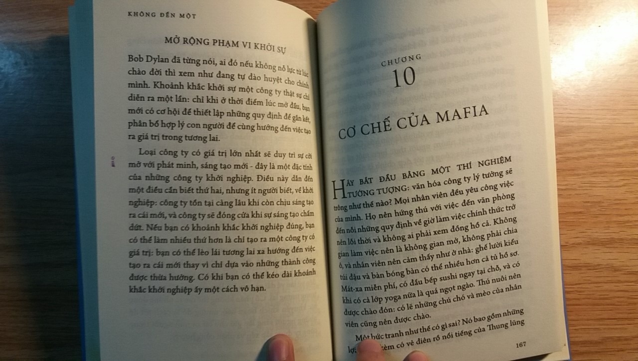 đây là một trong những cuốn sách hay nhất về khởi nghiệp và kinh doanh, đã được rất nhiều người thành công không ngớt lời khen tặng. Mặc dù đã đọc xong nhưng mình vẫn thường xuyên mở ra xem lại vì có quá nhiều ý tưởng tuyệt vời. Một điểm mà tác giả nhấn mạnh đó là cần làm việc cật lực vào giai đoạn khởi đầu, bàn thân tác giả và các cộng sự làm việc 100h mỗi tuần vào những ngày đầu thành lập Paypal. Đây là sách nên đọc thay vì đọc những cuốn tựa đề câu view nhưng không có giá trị thực tiễn giống kiểu "Tuần làm việc 4h" hay "Nghĩ giàu làm giàu".... cổ vũ ý tưởng về "hack", "làm ít dc nhiều", "tiền có thể đến 1 cách dễ dàng mà ko cần vất vả"... sặc mùi dạy làm giàu, nghe qua thì rất hay nhưng gần như vô dụng trong cuộc sống thật, buồn cười hơn là mấy sách này lúc nào cũng nằm trong top bán chạy.
Về chất lượng giấy và dịch thuật của NXB Trẻ cũng rất tốt, 5 star.