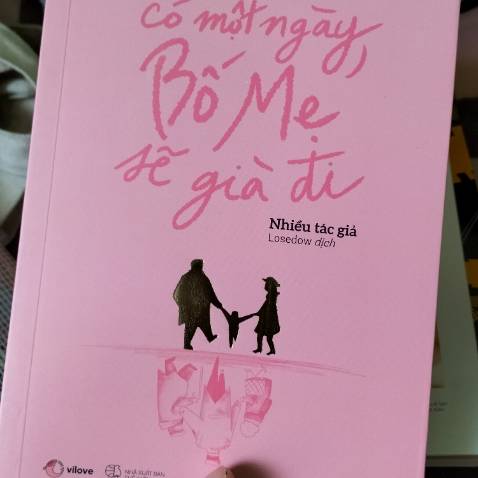 -hình thức đóng hàng: tệ. Mình đặt 10 cuốn 1 lúc nhma tiki k hề chống sốc hay bọc hàng gì hết. Chỉ xếp hết vào trong 1 cái hộp rồi gửi đi. Hộp giấy lúc mình nhận đc khá nát. Lúc unbox tui còn thấy may mắn vì sách k bin móp góc hay df nhiều...nhma k. Sách bên trong RẤT RẤT CŨ, CẢM GIÁC NHƯ ĐI MUA SÁCH CŨ VẬY :)))) Có mấy trang nhàu kinh khủng, có trang còn bin bẩn nx (vết bút chì, vết keo...) Thực sự rất bực!
-shipper: đáng iu, take care khách hàng tốt
-nd sách: định bụng là đọc hết ms đánh giá nhma tức cái mình về hình thức sách quá nên phải ngoi lên :))) Mình đọc đc 2 chg đầu. Sách là tổng hợp nhx câu trn ngắn về gia đình, cụ thể là bố mẹ, từ nhx câu chn đó tác giả đưa ra bài học. Đọc xong cảm thấy kiểu may mắn vì mình còn bố mẹ. Tuy là trn ngắn nhma k phải kiểu cụt lủn xong k liên quan đến nhau đâu. Nói chung là hay nha các pác.