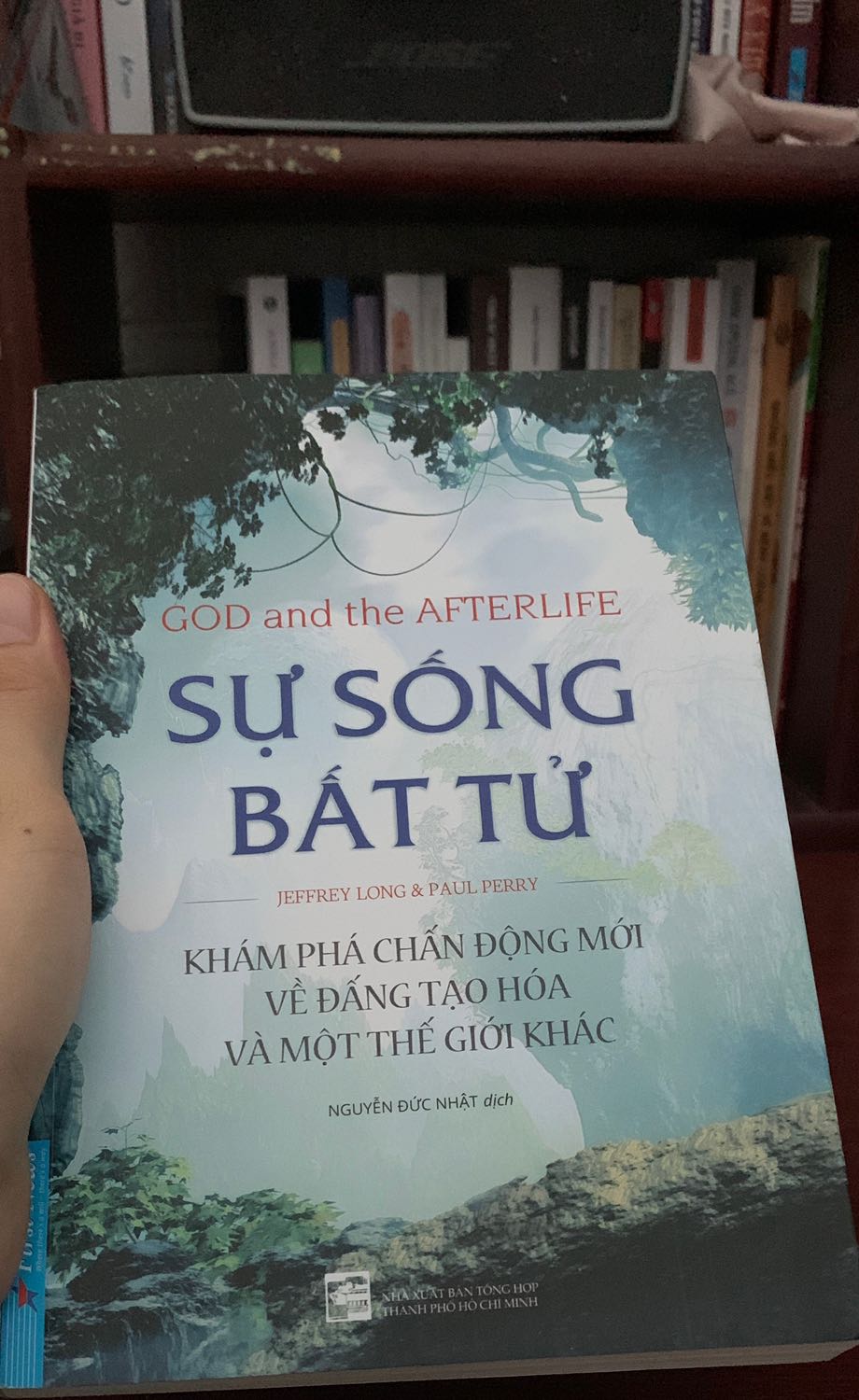 Sách thì k có màng co nhưng vẫn mới, tiki giao đúng hẹn. Sách giấy nhám mỏng, cầm nhẹ tay, màu vàng đọc tôtd cho mắt. Nội dung thì được viết theo dạng nghiêm cứu khoa học. Tác giả tổng hợp các trường hợp trải nghiệm cận tử ở trên trang web của mình rồi phân tích đánh giá. Sách được trình bày khoa học nhưng k phải trải nghiệm cận tử nào tác giả cũng là người được tiếp xúc trực tiếp, và các trải nghiệm đó được thu thập từ những người tự viết lên và gửi lên trang web nên mặc dù mình đồng tình với những nội dung được tổng hợp trong sách nhưng không thấy quá thuyết phục và xác thực để được gọi là “khám phá chấn động” như trên bìa cuốn sách. Nhìn chung mình thấy tạm được vì những kiến thức này mình đã biết trước đó. Nếu như những trải nghiệm cận tử được kể theo chi tiết có người xác nhận những gì họ trải qua thì sẽ lôi cuốn hơn nhiều