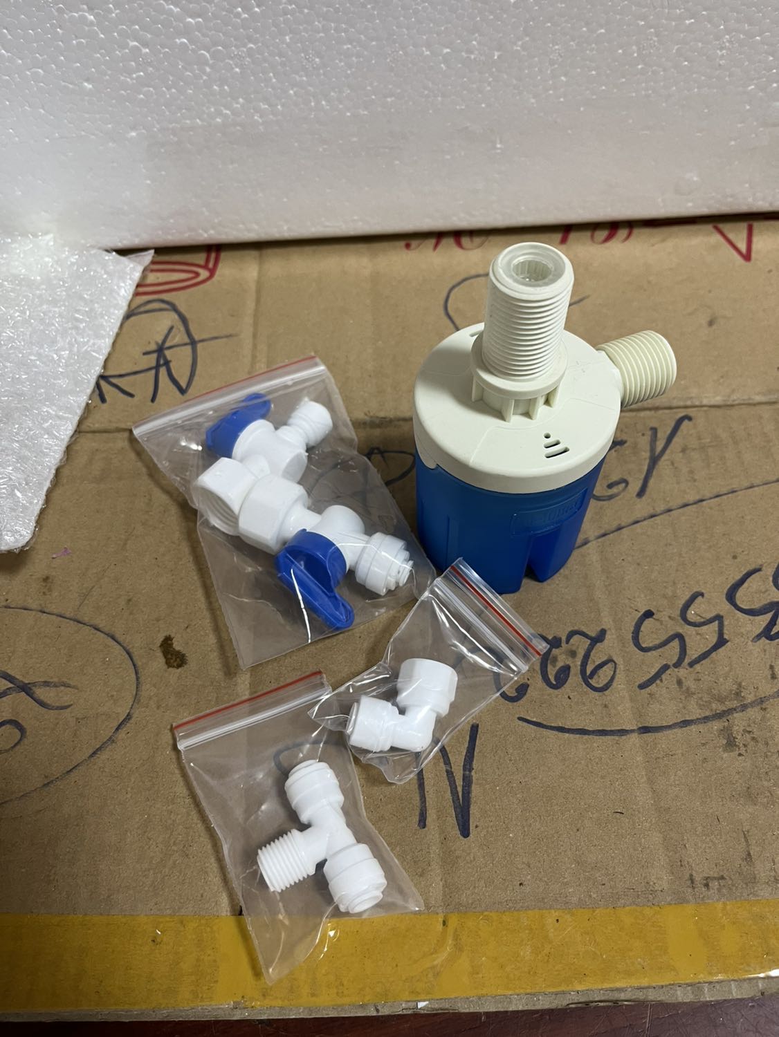 Cực kỳ hài lòng, sản phẩm y như mô tả, hàng chất lượng. Thiết kế bộ chống tràn nước cho bình đựng nước lọc từ máy, lúc nào cũng sẵn nước, ko sợ quên bị tràn!