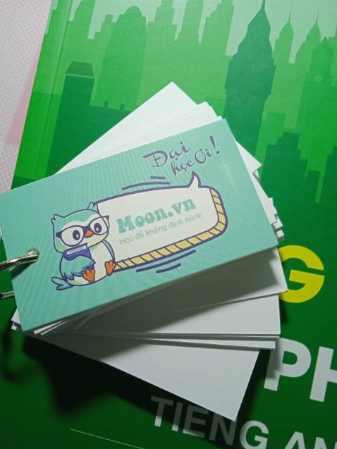 sách ổn nha mn, dày, nặng, cầm chắc tay,nhiều hơn so với mình tưởng tượng nữa, lúc nhận mình cx ngỡ ngàng lắm=)), có 30 chuyên đề, nhiều dạng bài tập, có sơ đồ tư duy nhìn dễ hiểu nữa.... nchung là khuyến khích mn nên mua sách này nho. Mình nghĩ shop nên gói bọc chống sốc cho sách, khi nhận sách bị cong góc, dính vết mực nhma cx kh ảnh hưởng bên trong sách nên duyệt nha ♡