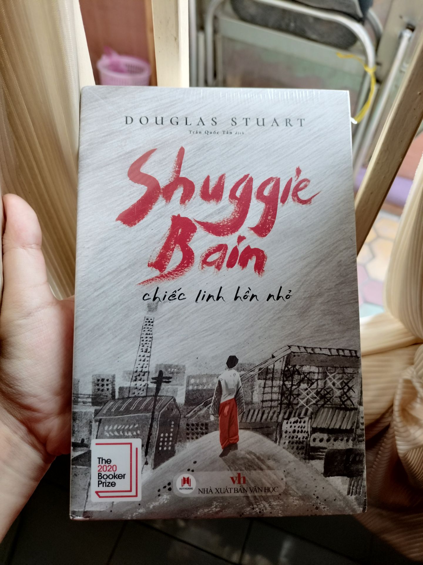 Hàng về nhanh, nguyên vẹn, xinh xắn. Một cuốn sách đẹp và RẤT BUỒN. Mình sẽ trích đoạn từ review của tác giả Ngô Minh, người khiến mình đặt mua quyển này ngay lập tức : 
Cả hai như những vật thể được đặt trong lọ thủy tinh chứa đầy những sự *** cùng, nơi vùng Glasgow ủ ê, mà xã hội đó và những con phố, cũng toàn những chú thiêu thân được gắn kết dính vào trong khối cầu.
...
Một người thơ ngây, một người vỡ mộng - hai mẹ con nhà Bain đánh thức những cảm xúc rất riêng trong mỗi người đọc. Và có gì buồn hơn một đứa trẻ cố cứu mẹ mình, nhưng lại không thể, và mãi tin vào niềm tin không có? Stuart viết về Shuggie với một tâm thế phẳng lặng, của người đã đi qua hết những nỗi đau hằn. Nhưng còn người đọc, họ sẽ chìm vào một nỗi buồn riêng. Một cuốn sách rất đẹp, rất hay nhưng cũng rất buồn.