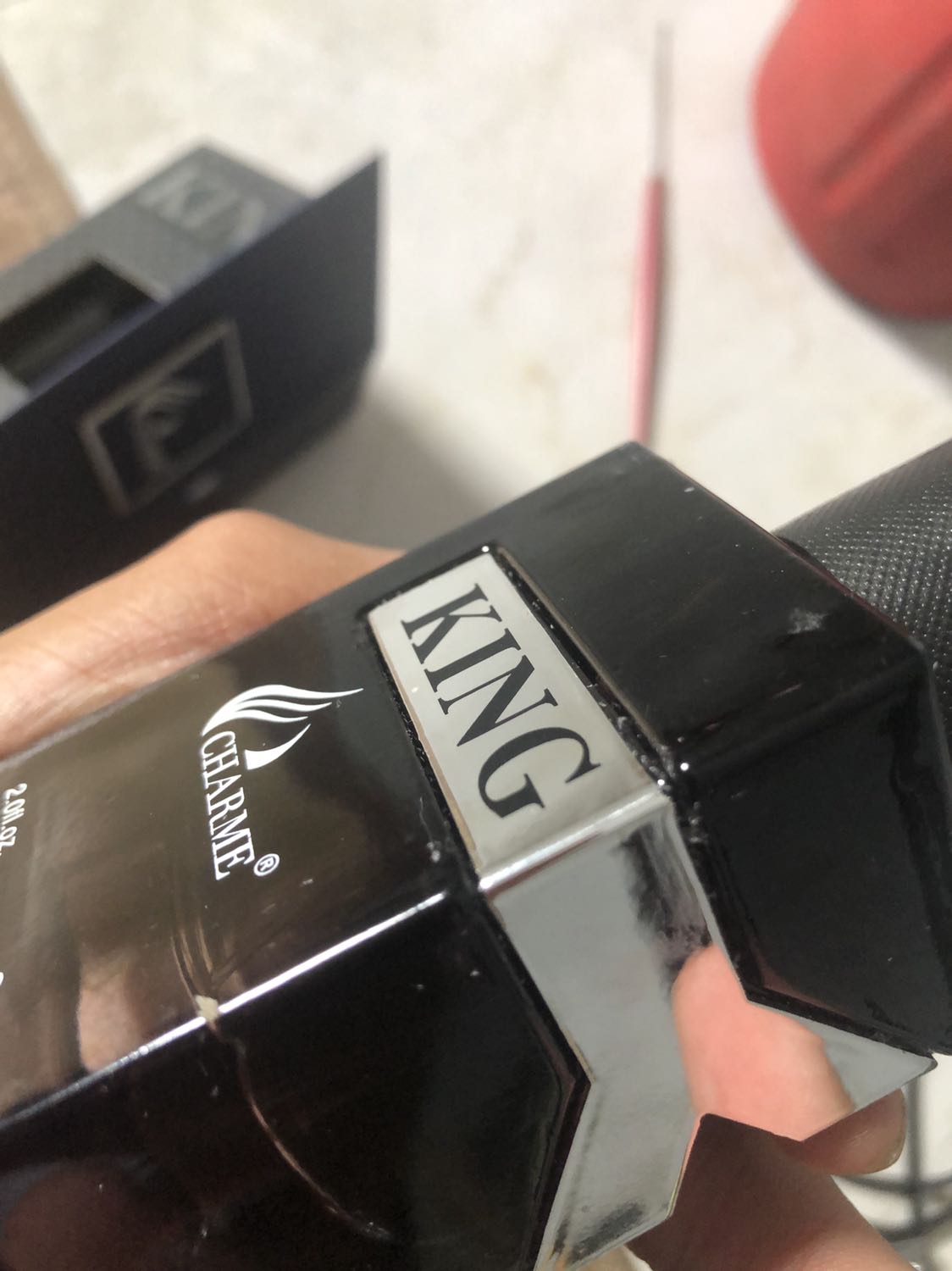 xử lí như hàng chợ tem thì rách chai thì dính đầy keo thừa.thấy tiki cũng uy tín nên đặt thử nhưng xem ra hương kb chuẩn r. trải nghiệm k hài lòng