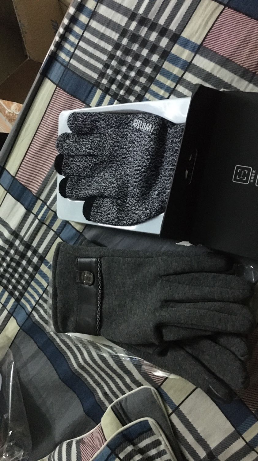 mình đặt mua 2 đôi.! 1 xám ,1 đen . iwinter . nhưng lại nhận đc 2 đôi như hình..! haizz..! chắc có sự nhầm lẫn..!