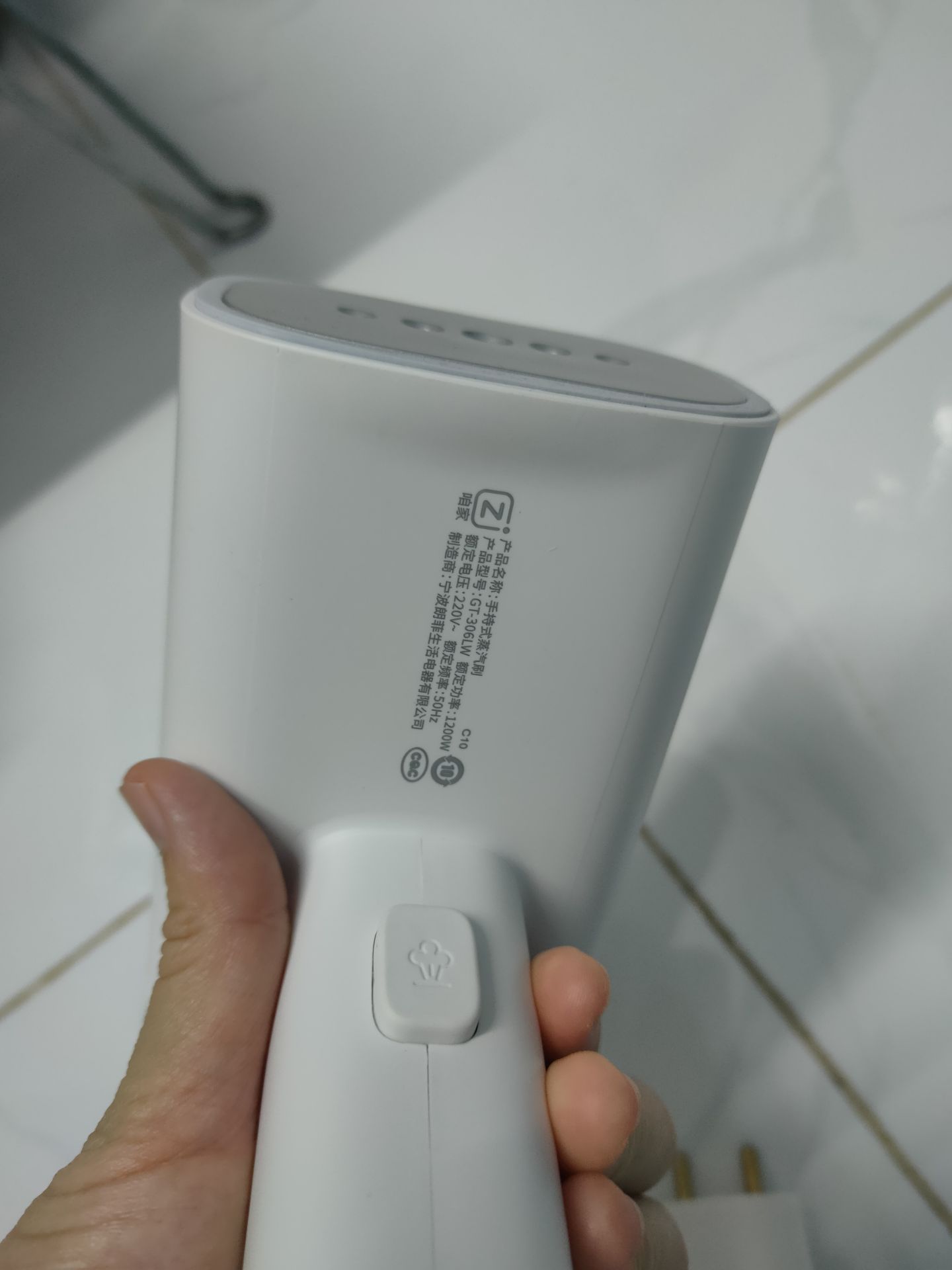 dễ sử dụng nha, chỉ ủi thẳng đc tầm 80-90% thôi. chất liệu càng mỏng thì càng dễ phẳng hơn, khi nhận hàng đã bị 1 vết dơ rùi nên hơi bùn dễ sử dụng nha, chỉ ủi thẳng đc tầm 80-90% thôi. chất liệu càng mỏng thì càng dễ phẳng hơn, khi nhận hàng đã bị 1 vết dơ rùi nên hơi bùn