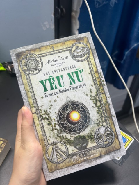 Cốt truyện thuộc loại khá, có nhiều khái niệm sáng tạo, phần kết có vẻ hơi vội. Tác giả viết theo hướng vòng lặp nên từ phần 4,5 đã bắt đầu đoán được kết truyện. Cảm xúc nhân vật tốt nhưng không đến nỗi sâu sắc, còn bị rập khuôn. Một số chi tiết logic còn hơi gượng ép hoặc chưa khai thác hết. Bìa truyện thì đẹp r, nhưng mình thích font tiêu đề bản cũ hơn. Tiếc là đã hết