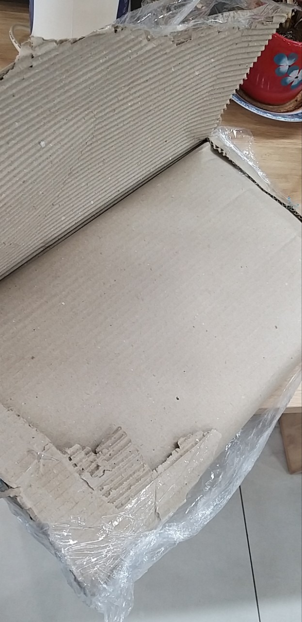 Đã rất lâu không có sử dụng APP TIKI để mua hàng.
Hôm qua làm biếng đi lùng quyển Thuế 2021 nên đặt mua trên TIKI cho tiện.
Sau bao lâu không đặt lại, TIKI vẫn làm mình HÀI LÒNG vì xử lý đơn hàng quá nhanh. Trưa nay đã nhận được hàng.
Tuy nhiên, giao hàng nhanh không thể đánh đồng với chất lượng đóng gói bao bì tệ được.
Mình quá THẤT VỌNG vì cách đóng gói của TIKI.
Mình nhận được gói hàng mà còn không rõ mình đang nhận cái gì nữa.
TIKI tăng giá vận chuyển, tăng giá sản phẩm hơn so với trước đây... thì đồng nghĩa chất lượng phải tốt, đằng này chất lượng dịch vụ lại tỷ lệ nghịch?
Quyển sách 602K, phí ship 2K tới LONG AN (ồh, sẽ có nhiều bạn nói là quá rẻ). 
NHƯNG mình không cần rẻ mà gói hàng của mình thê thảm thế này?!!!!
*Không bàn về nội dung sách do chưa kiểm tra (chỉ có chụp lại kích thước sách so với năm 2019 cho các bạn cùng ngành được rõ)