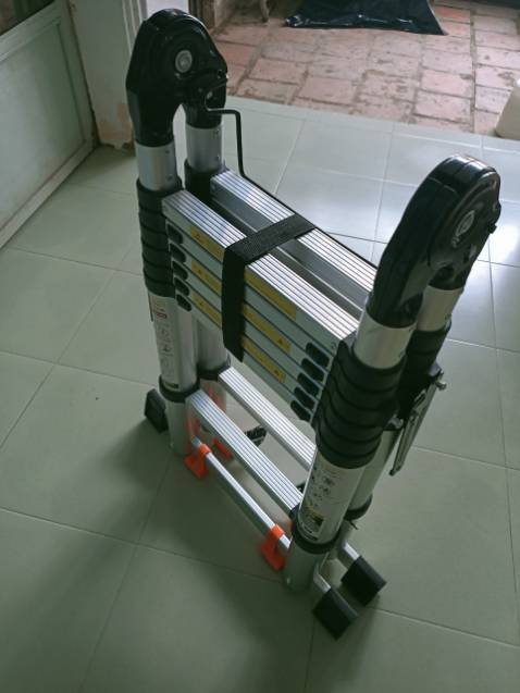 Thang nhôm khá chắc chắn, trọng lượng 80kg leo thang thoải mái không rung lắc, hàng giao đầy đủ phụ kiện, lắp ráp chân thang dễ dàng do có hướng dẫn sử dụng.