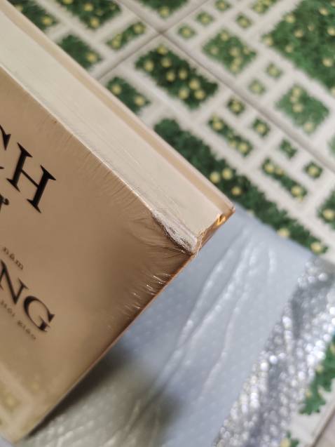 Giao hàng nhanh, đúng hẹn. Sách bị rách ở góc trên như trong ảnh. Sách nói về chủ đề thật sự thú vị nên khá háo hứng nội dung thật sự bên trong.