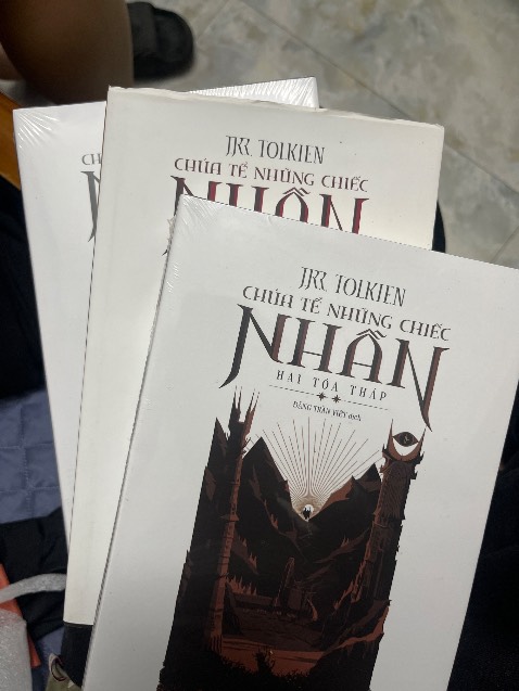 phần cuối đã bị bóc seal từ trước và cong bìa sách