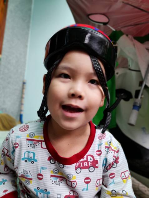 Mũ không đúng mẫu và rất nhỏ, học sinh lớp 1 đội quá chật.