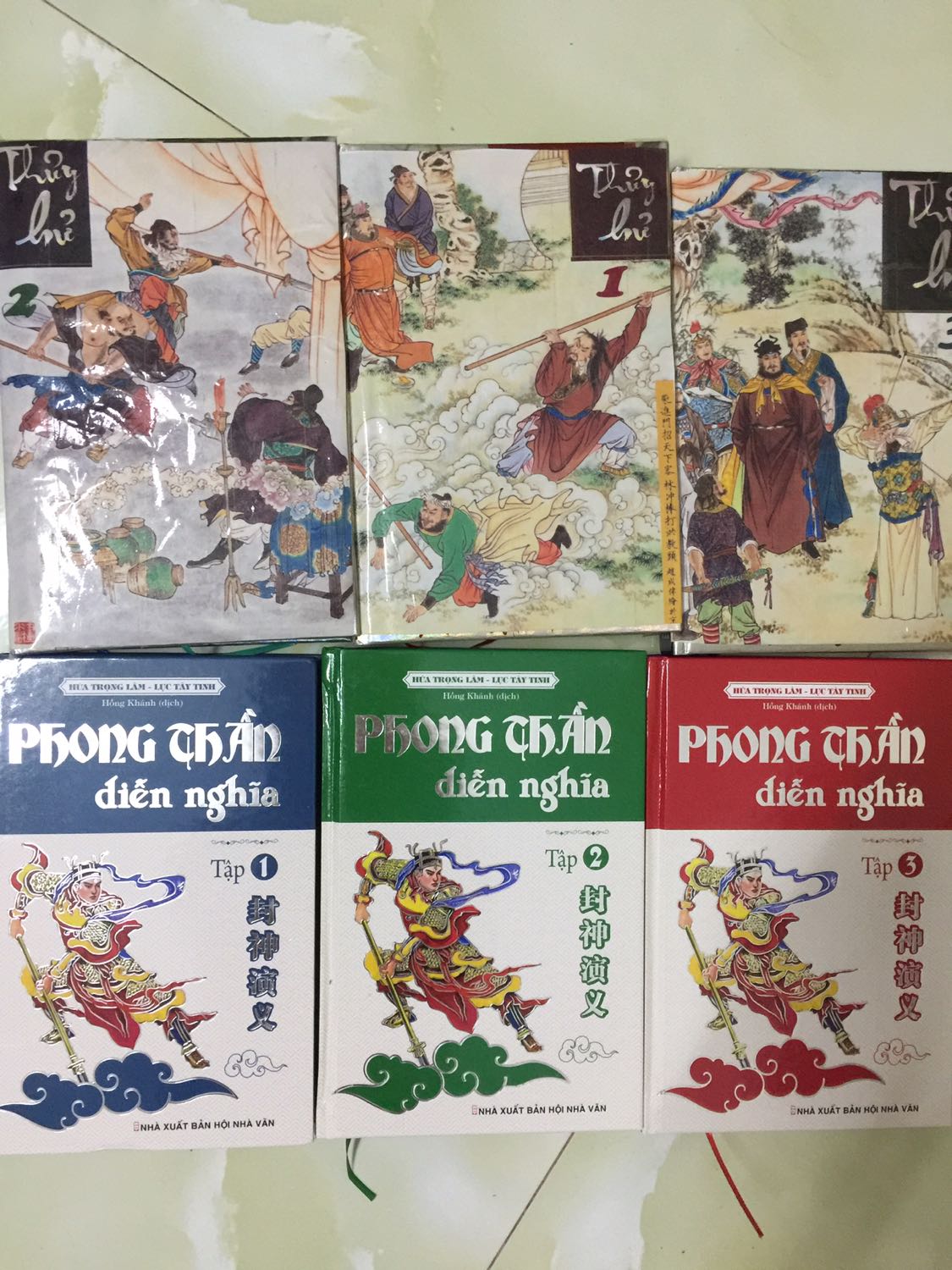 Hình thức thì như các bạn biết là khang việt , truyện nào cũng ko có minh hoạ rồi , truyện phong thần này so với bản dịch xưa còn ko có cả lời bàn nữa , mà dịch kiểu gì lại ra thủ tướng thương dung với bộ trưởng khương tử nha , các bạn xem hình thì biết , được cái mua đúng dịp sale 150k 3 quyển thì xé gói xôi cũng có lãi hehe
