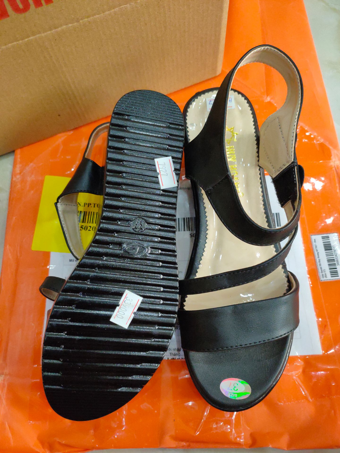 Giày đẹp, mang rất nhẹ nhé mọi người... rất thích