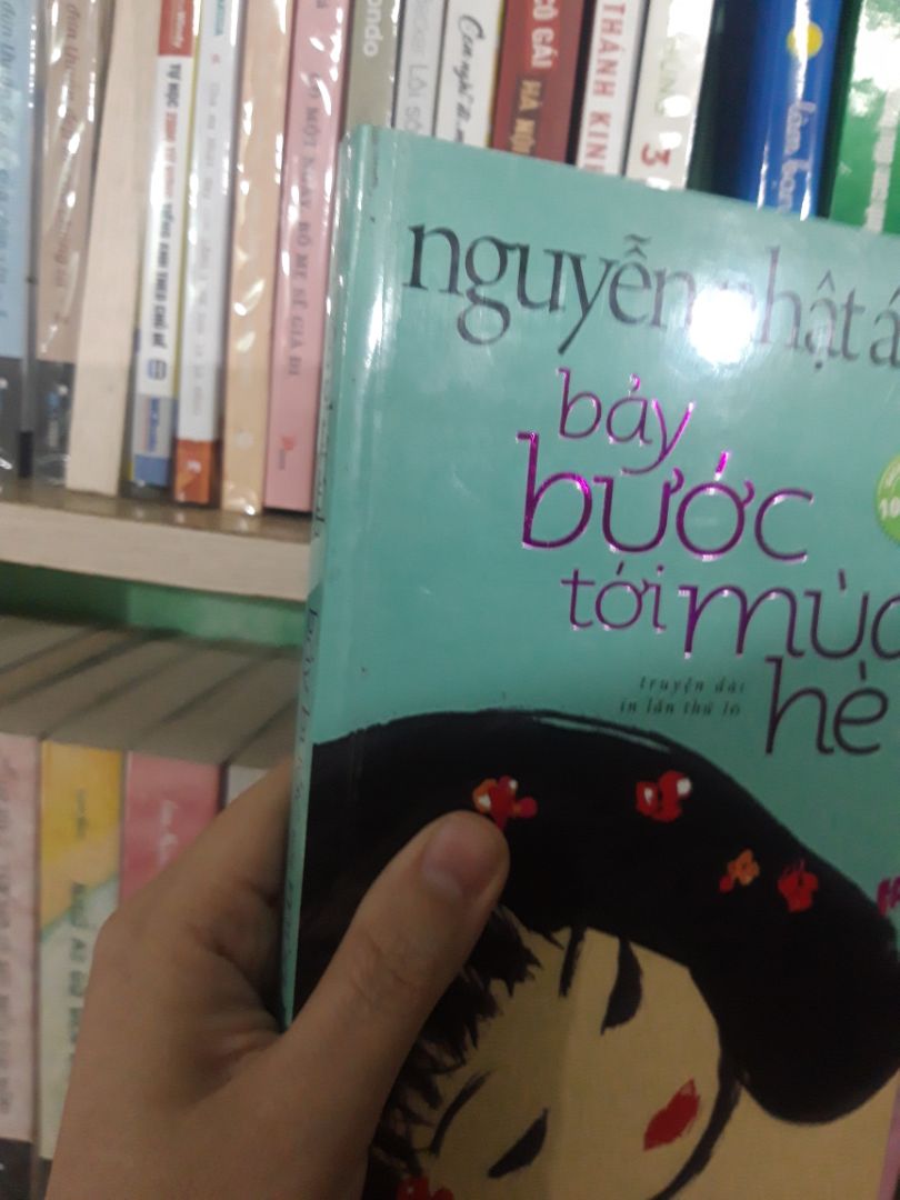 Quyển này siêu cũ,  không có seal. Lúc đầu đọc đánh giá của các bạn khác cứ lo lo nhưng đến lúc nhận hàng thì công nhận là đúng thật.  máy mình chụp hình sáng đẹp chứ bên ngoài cuốn sách đúng chuẩn thấy ghê luôn.  Thất vọng về tiki nhiều lắm