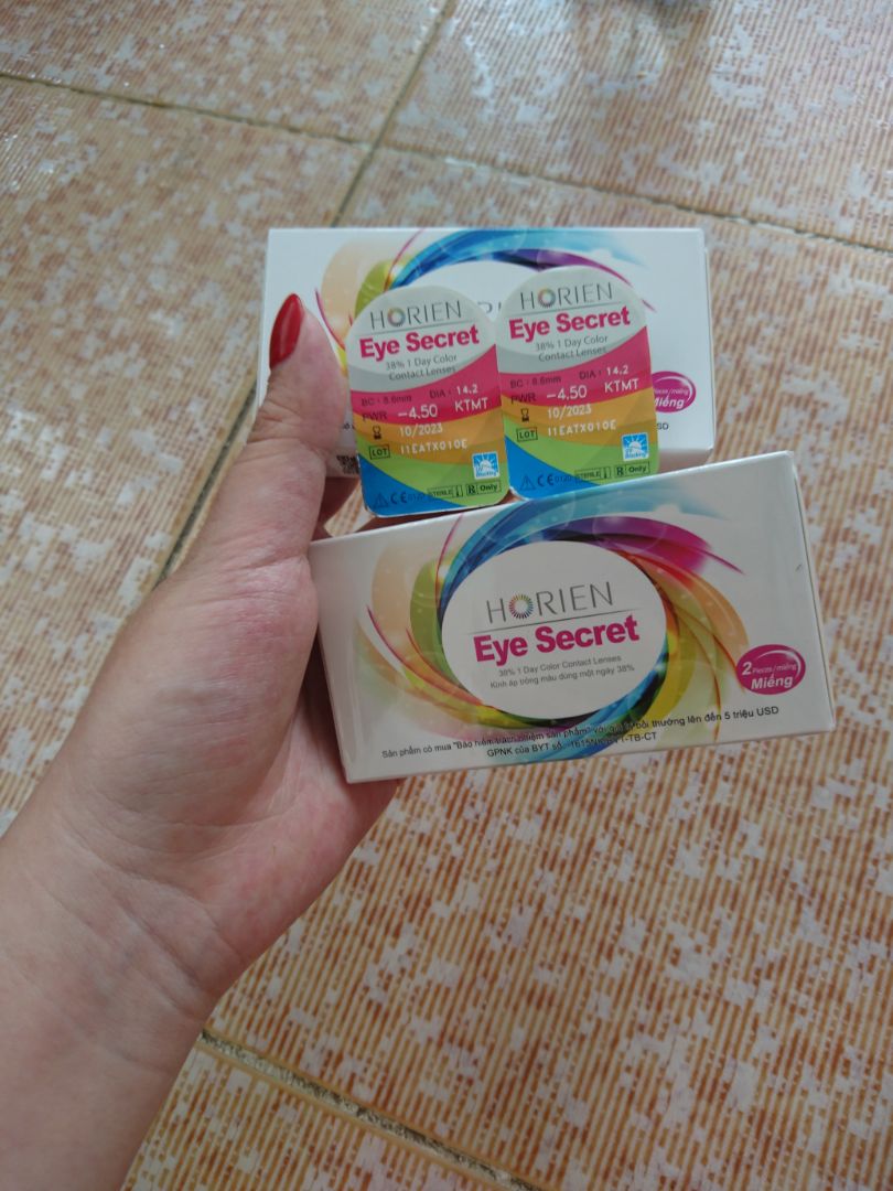 Đây là một trong những hãng kính áp tròng mình rất ưng từ chất lượng đến bao bì. Mình sử dụng cả ngày dài mà không bị khô mắt. Ngoài ra màu lens rất trendy và tự nhiên. Tiki giao hàng rất nhanh