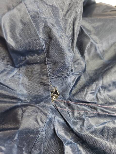 Dùng chỉ khâu rồi dán lại ở mặt trong mà ẩu như này thì nước mưa ngấm hết vào trong ướt hết cả người. Chưa kể nước mưa sẽ theo đường chỉ ngấm vào và mọi chỗ ép nilon đè lên chỉ trong áo mưa sẽ bung ra hết. Áo mưa còn lỗi nữa. Mua áo mưa đắt mà chất lượng ko bằng 1 nửa của circle K.