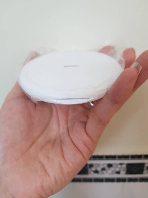 Sản phẩm được giao rất nhanh, đặt khuya hôm trước là trưa hôm sau đã nhận được, sản phẩm đẹp như hình, rất mỏng nhẹ thân chí còn mỏng nhẹ hơn cả hộp phấn, rất gọn và tiện đem đi đây đó, dây và các đầu chuyển đổi ok dùng được nhưng về tốc độ sạc đầy và độ bền thì sau khi sử dụng 1 thời gian thì mình sẽ quay lại feedback sau (riêng cổng lightning ko dùng được khi ghim trực tiếp vào dây sạc kèm theo mà phải thông qua cổng USB kèm theo mới dùng được, nói chung thì với giá thành 169k của hãng cũng khá ổn áp và nên mua rồi. Shipper nhiệt tình vui vẻ thân thiện, thanks all