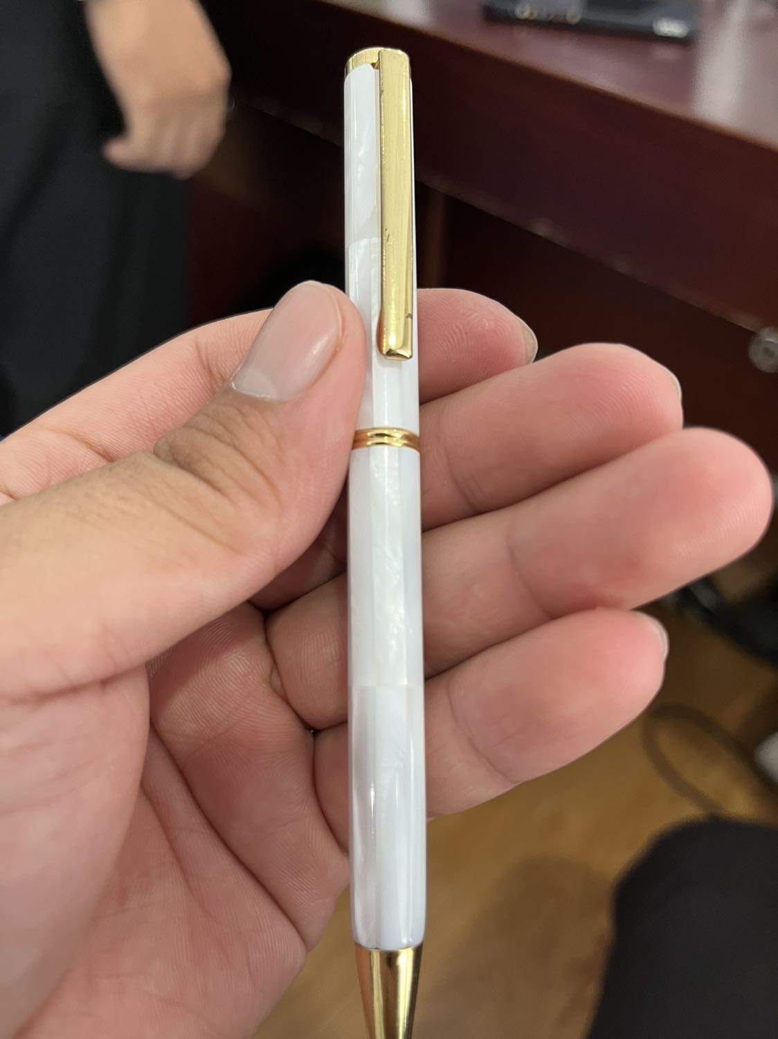 Hàng mới vừa khui chưa kịp mừng nữa là thấy bong tróc lớp mạ ánh vàng trên viết