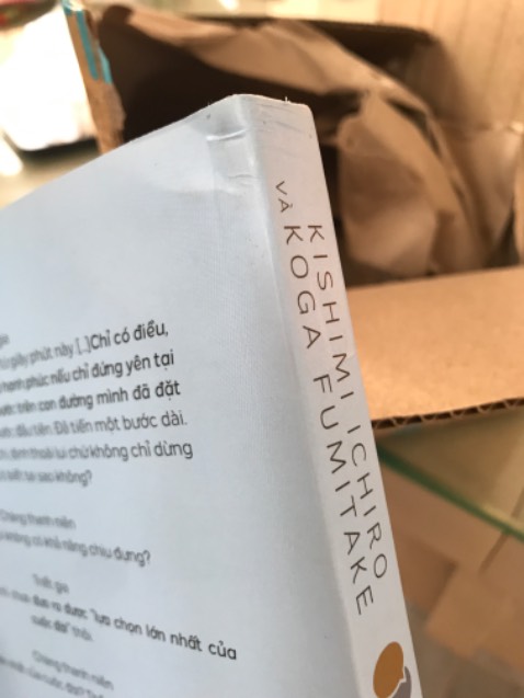 Sách bị lỗi gáy, như sách cũ vậy đó. Tệ hơn chữ tệ. Đánh giá 1 sao là còn nhẹ sách như cũ như này không nên mua =)))
