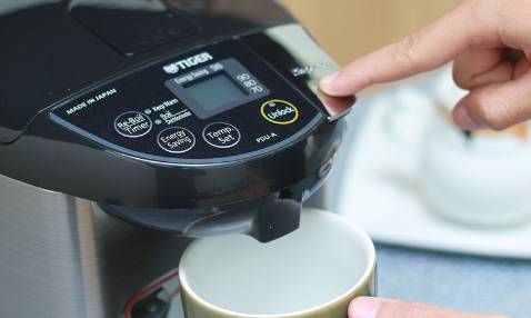 Hàng giá tốt, có phiếu bảo hành đầy đủ cho mình. Nhân viên tư vấn nhiệt tình. Mẫu đẹp thực tế đẹp hơn trên ảnh. Dung tích 5L, nên dùng thoải mái, quá tiện lợi, đặc biệt nhà mình có trẻ nhỏ và người lớn nữa. Hàng của Nhật, giá hơi cao nên mình chọn trả góp, cho kinh tế nó nhẹ và vẫn có hàng để dùng. Cảm ơn Shop, chúc Shop buôn may bán đắt