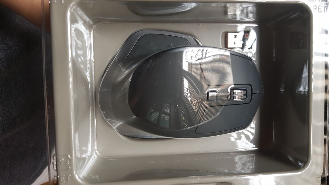 Sản phẩm đã qua sử dụng, không phải hàng mới.
- Hộp còn nguyên, có tem đầy đủ, có cáp usb, đầu đọc, sách hướng dẫn, chuột và hết.
- Đế cao su có nhiều vết xước, dấu vết đã qua sử dụng.
- Trên thân chuột có dấu vân tay.
- Chuột bị xước do va đập.
Muốn đổi trả