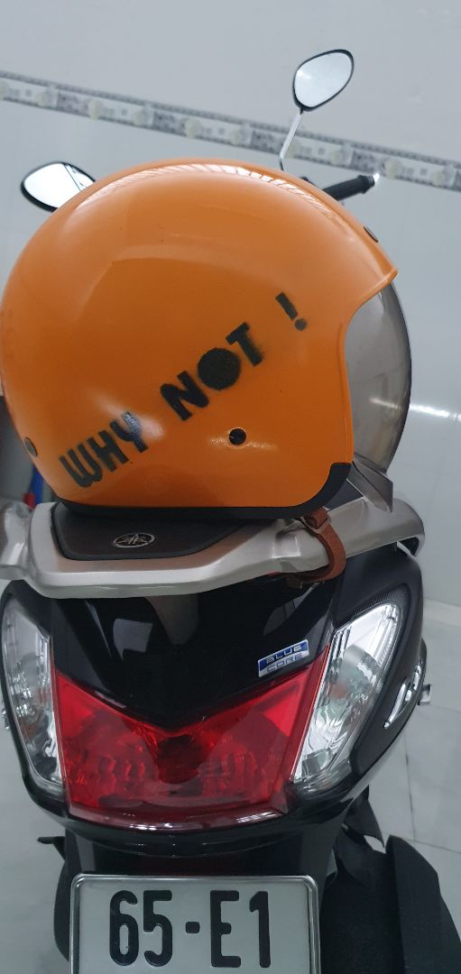 mình mua mũ của shop này được 1 năm rồi, lúc đấy mũ trông ko xịn bằng mũ các bạn đăng bây giờ, hơi thất vọng, nay mình mua mũ mới ở shop khác, rồi về tự sơn thêm chữ " why not " cho cá tính. Loại mũ này rất ok, còn mua ở đâu các bạn phải lựa chọn nha, mũ mới mình mua ở shop " mũ bảo hiểm halo phượt " ở tiki, giá mình mua tính cả khuyến mãi bao ship là 373k.