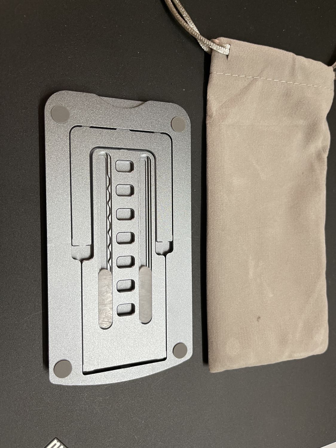 Lần đầu mua trên tiki sp đẹp, màu sắc y hình chất lượng và chắc chắn dù giá có nhỉnh hơn vài chục so vs n' chỗ # nhưng thấy mn feedback tích cực qá bỏ thêm tí mua sự yên tâm và đúng là như mong đợi.