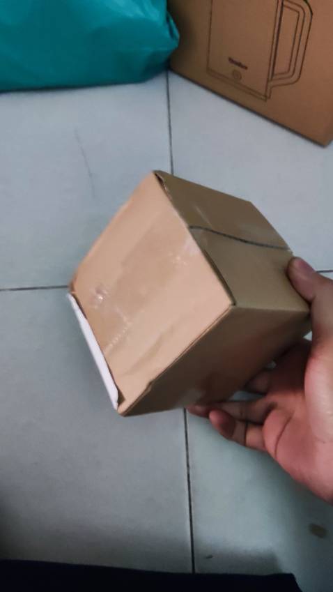 Hộp đẹp cứng cáp.đồ deli mình mua nhiều chất lượng khá tốt. Mua đồ văn phòng cứ mua deli khỏi ohải lo nghi chất lượng.đăc biệt giá rẻ nữa