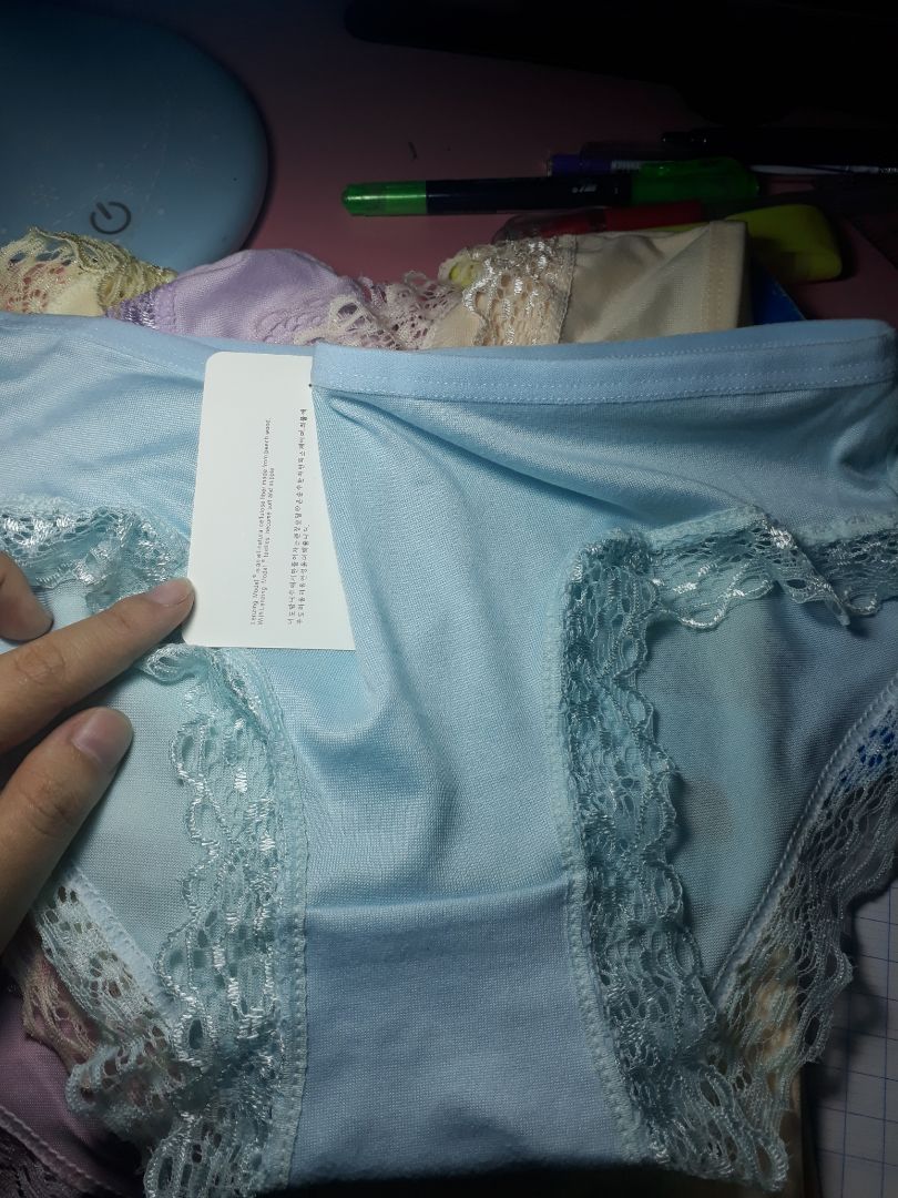 quần k mỏng cũng k dày mặc khá thoải mái, k mát lắm. Vì rẻ nên k để ý chuyện giao một đống màu như hình nên k vừa lòng lắm, ren bản lớn so với hình nên nhìn hơi thô nhưng vì rẻ vẫn chấp nhận được so với giá tiền. Shipper khá vui vẻ, giao hàng nhanh hơn 3 ngày so với dự tính.