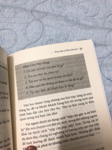 Một cuốn sách hay cho ai đang gặp vấn đề đặt câu hỏi hoặc mong muốn phát triển thêm kỹ năng giao tiếp trong công việc. Rất hay và có thể áp dụng trong thực tiễn

Trong đó có 5 câu hỏi bạn có thể sử dụng ở bất kỳ trường hợp nào khi phân vân giữa các lựa chọn.