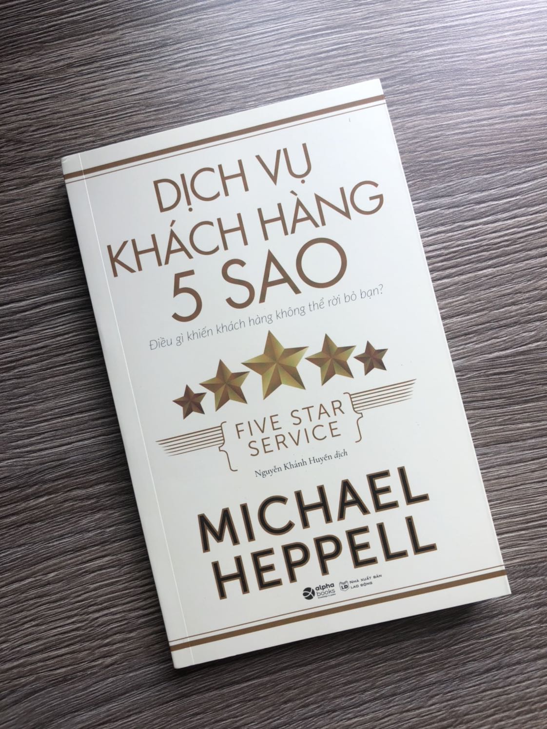 - Tiki giao hàng nhanh mới đặt hôm trước hôm sau nhận đc sách luôn. Shipper thân thiện
- Sách đẹp, có bọc bên ngoài nên k bị bụi hay dơ gì hết
- Mình chưa đọc qua sách nên chưa đánh giá đc. Nhưng nghe mn review cuốn này khá hay cho những ai đang làm trong ngành dịch vụ. Hi vọng sẽ hữu ích với mình
Cảm ơn Tiki nhé