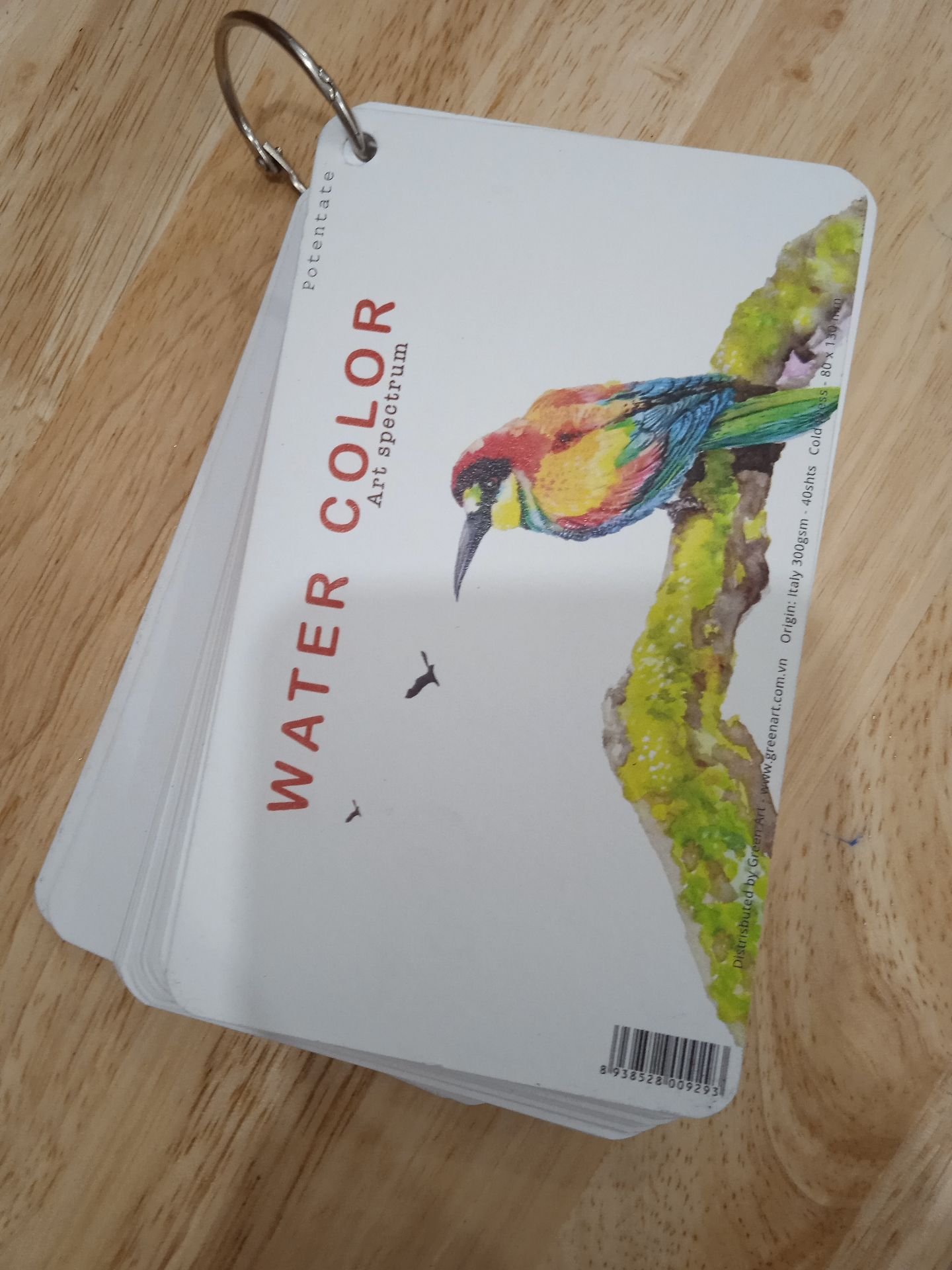 Định lượng 300 gsm, nhỏ hơn khổ A6 một chút. Giấy không có vân, thấm màu nhanh. Lên màu đều và đẹp. Shop giao khá nhanh, bảo thứ 2 tuần sau nhưng thứ 5 tuần này đã giao