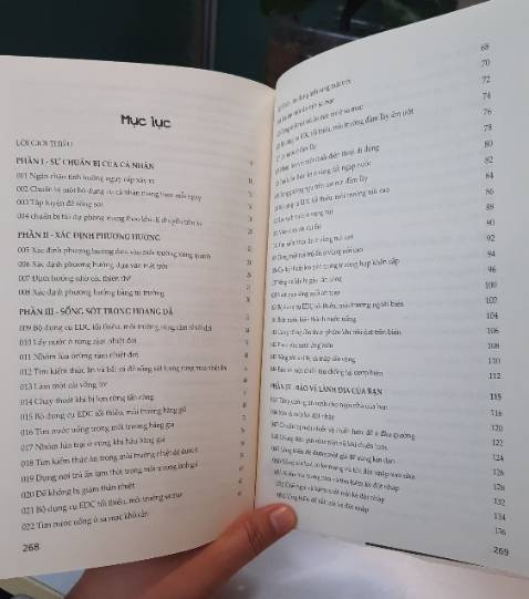 Vì tác giả của cuốn này là một lính đặc nhiệm SEAL nên là các chia sẻ về mẹo sinh tồn rất đa dạng - từ sơ cứu đến tự vệ, bảo vệ bản thân ở nơi thành thị cũng như nơi hoang vu, chuẩn bị cần có khi đi du lịch một mình, khi sử dụng các phương tiện công cộng (tàu, máy bay). Mỗi kinh nghiệm được trình bày ngắn gọn, có hình minh họa dễ hiểu.

Có nhiều trường hợp mình không nghĩ là phổ biến tại Việt Nam (sơ cứu khi trúng đạn, lở tuyết, không tặc khống chế...). Tuy nhiên biết được kỹ năng đó thì vẫn hơn nhỉ, vì ai biết được tương lai có đi nước ngoài, nhỡ gặp trường hợp rủi ro đó thì sao.