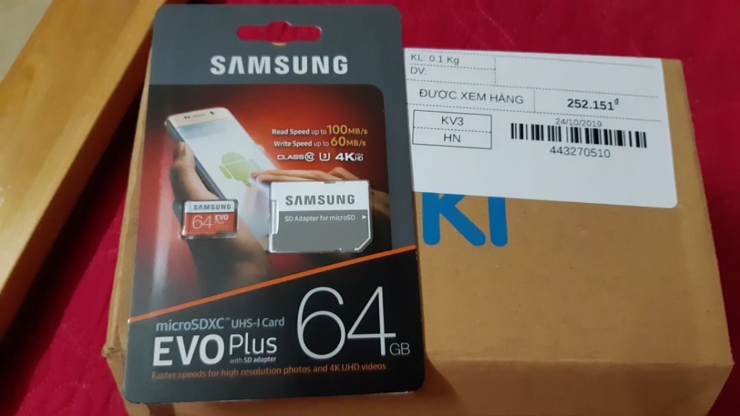 Tiki giao hàng nhanh ghê. Mình mới đặt hàng chiều ngày 24/10 mà sáng 25/10 đã nhận được hàng rồi (cho tiki 5 sao ⭐)
Hàng được đóng gói cẩn thận, không bị móp méo, thẻ mới zin đã được dán tem bảo hành, đủ dung lượng. Mình chưa kiểm tra tốc độ đọc, ghi nhưng copy dữ liệu thấy nhanh.
Để dùng 1 thời gian và cảm nhận tiếp, còn hiện tại thấy khá hài lòng về sản phẩm và dịch vụ của tiki ?