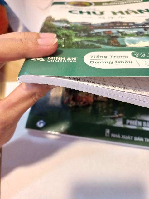 Giấy dày và mịn. Mình viết bút mực nước nhưng mặt sau giấy ko bị lem qua hay hằn vết mực qua.