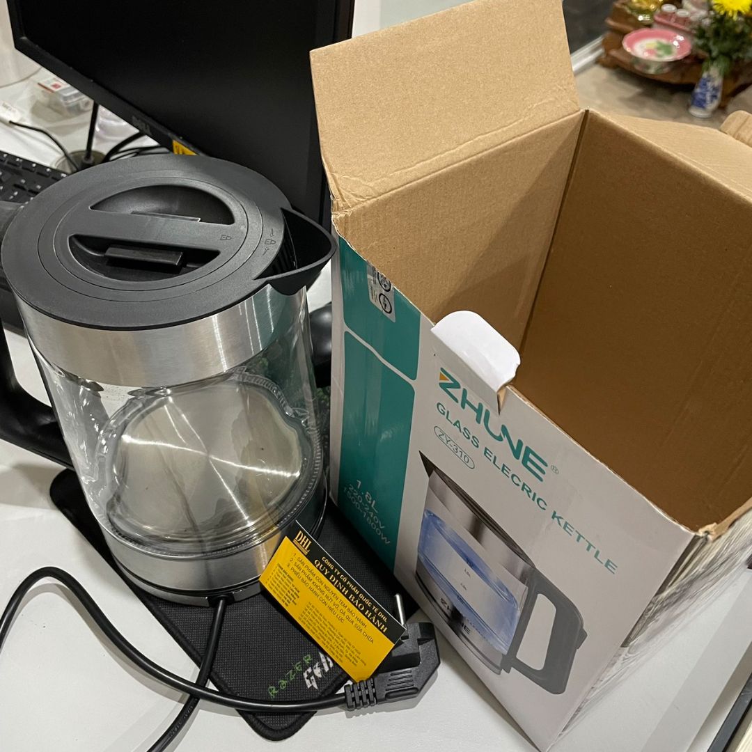 Thấy ấm thuỷ tinh còn có đèn xanh đẹp nên mua về tặng vợ. Vợ mình nhận rất thích : Đươc Shop gói hàng cẩn thận, tư vấn nhiệt tình, chuẩn bị hàng nhanh. Có thẻ bảo hành nữa nên rất ưng, sẽ ủng hộ shop nếu có nhu cầu mua sp khác.