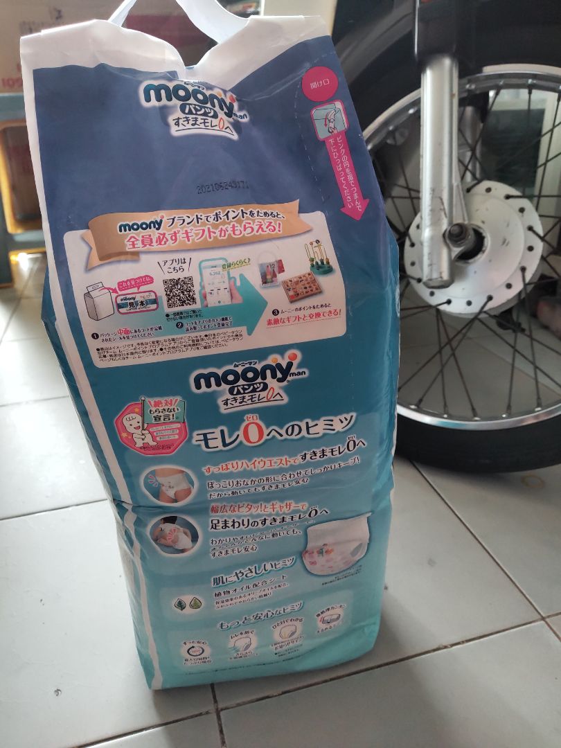 Ngày in trên bao bì là tháng 6/2021 nhưng bao bì nhìn cũ, bụi. Miếng tã mỏng và nhỏ hơn so với tã cũ cùng hiệu, cùng loại, cùng size bé đang dùng.