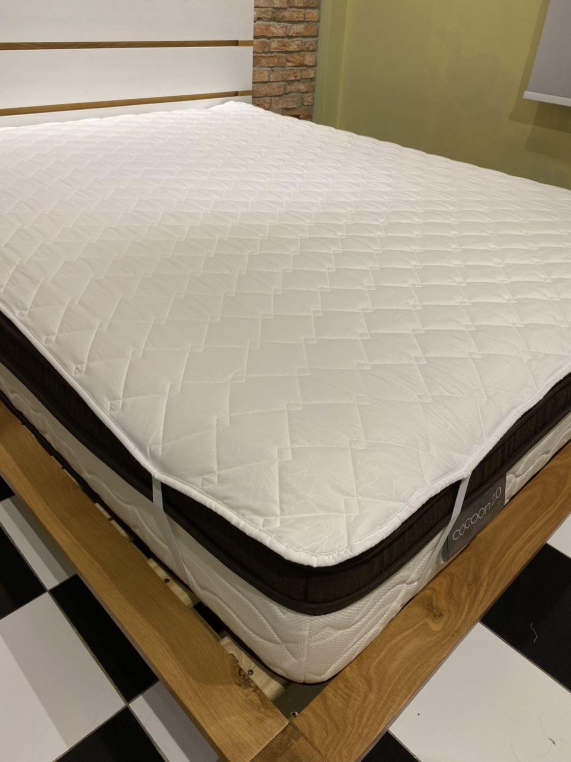 Tấm lót may cẩn thận chắc chắn. Không chống thấm được nên nhà nào không có em bé dùng sp này thì ok. Tấm lót may cẩn thận chắc chắn. Không chống thấm được nên nhà nào không có em bé dùng sp này thì ok.