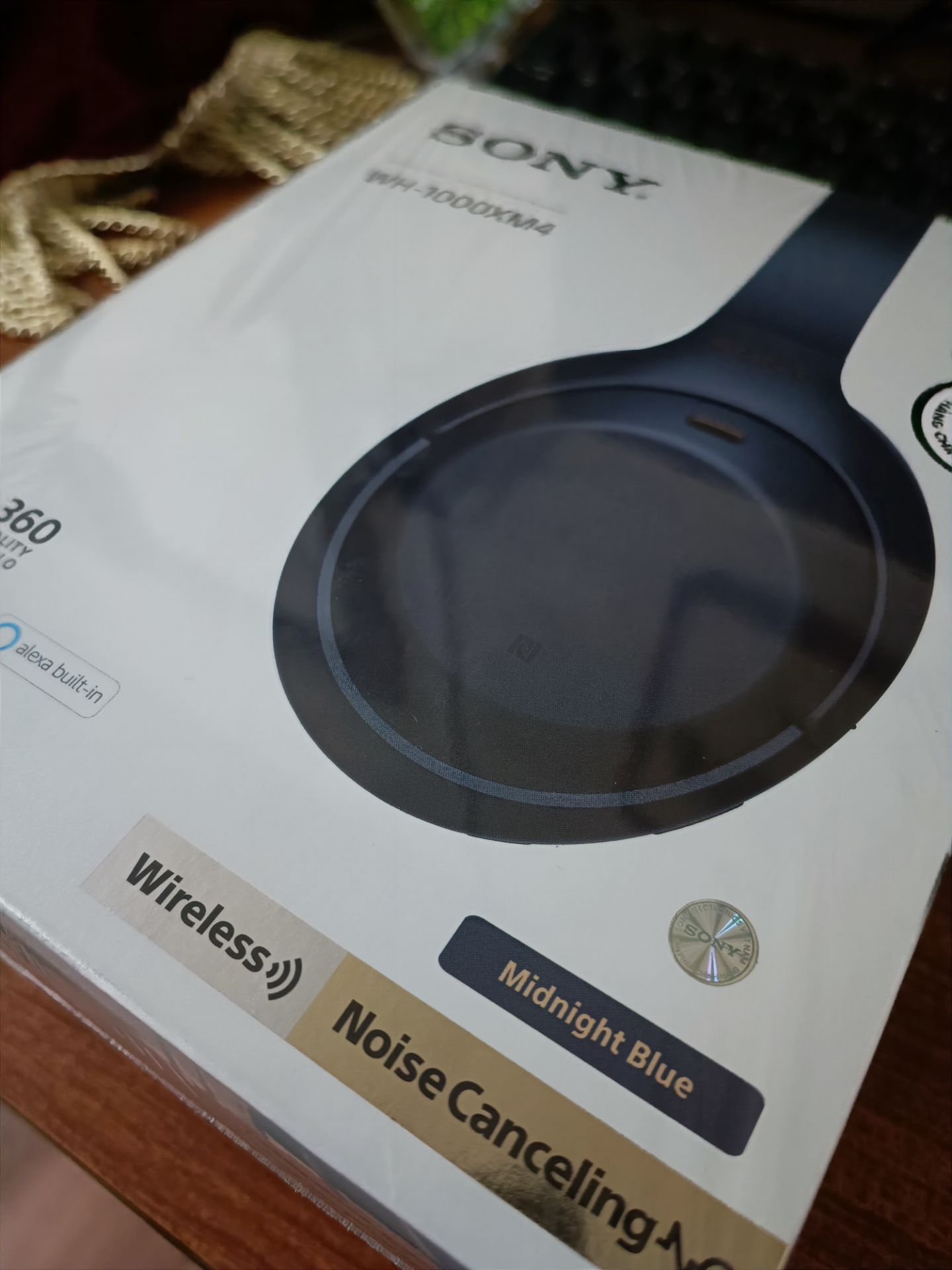 Lần đầu tiên mình mua sp điện tử với số tiền lớn như này và thanh toán trước trên Tiki. Khá là lo lắng nhưng khi nhận được sp khiến mình rất vui, hài lòng. Tai nghe add mã còn 4tr868, xuất xứ Malaysia, hàng chính hãng nguyên seal. Ngày xuất kho còn mới 2022/05/10. Mình mua của đơn vị bán Happystores được tư vấn rất nhiệt tình, có xuất hoá đơn đỏ và được tặng kèm 1 balo Sony Extra Bass rất sang - xịn (hàng tặng kèm sẽ có tùy đợt, lúc mình mua nó hiện sẵn trong giỏ hàng nên các bạn lưu ý hoặc nhắn hỏi Shop trước). Mình mua tai nghe này với mục đích nghe nhạc chống ồn và dùng để học đàn piano, tai nghe đáp ứng tốt nhu cầu sử dụng. Khi bật chức năng chống ồn mình chỉ cần mở volume 10 là đã nghe rất tốt, thay vì ngày trước phải mở tận volume 30,40 mới nghe được 😂. Có điều ko rõ là củ sạc nhanh đt Xiaomi 11T mình đang dùng ko sạc được cho tai nghe này. Mình có hỏi trước và shop báo thông số sạc ok nên mới đầu mình tưởng tai nghe lỗi gì. Nhưng ko phải, mình cắm dây sạc trực tiếp qua cổng USB trên PC thì sạc lại bình thường với tốc độ rất nhanh. Chắc do củ xạc ko tương thích, bạn nào gặp TH giống mình nhớ lưu ý. Và một điều quan trọng nữa, các bạn nên đọc kỹ hướng dẫn và xem thêm các video để sử dụng tai nghe được hiệu quả, giảm thiểu các lỗi phát sinh do không biết dùng nhé. 😂