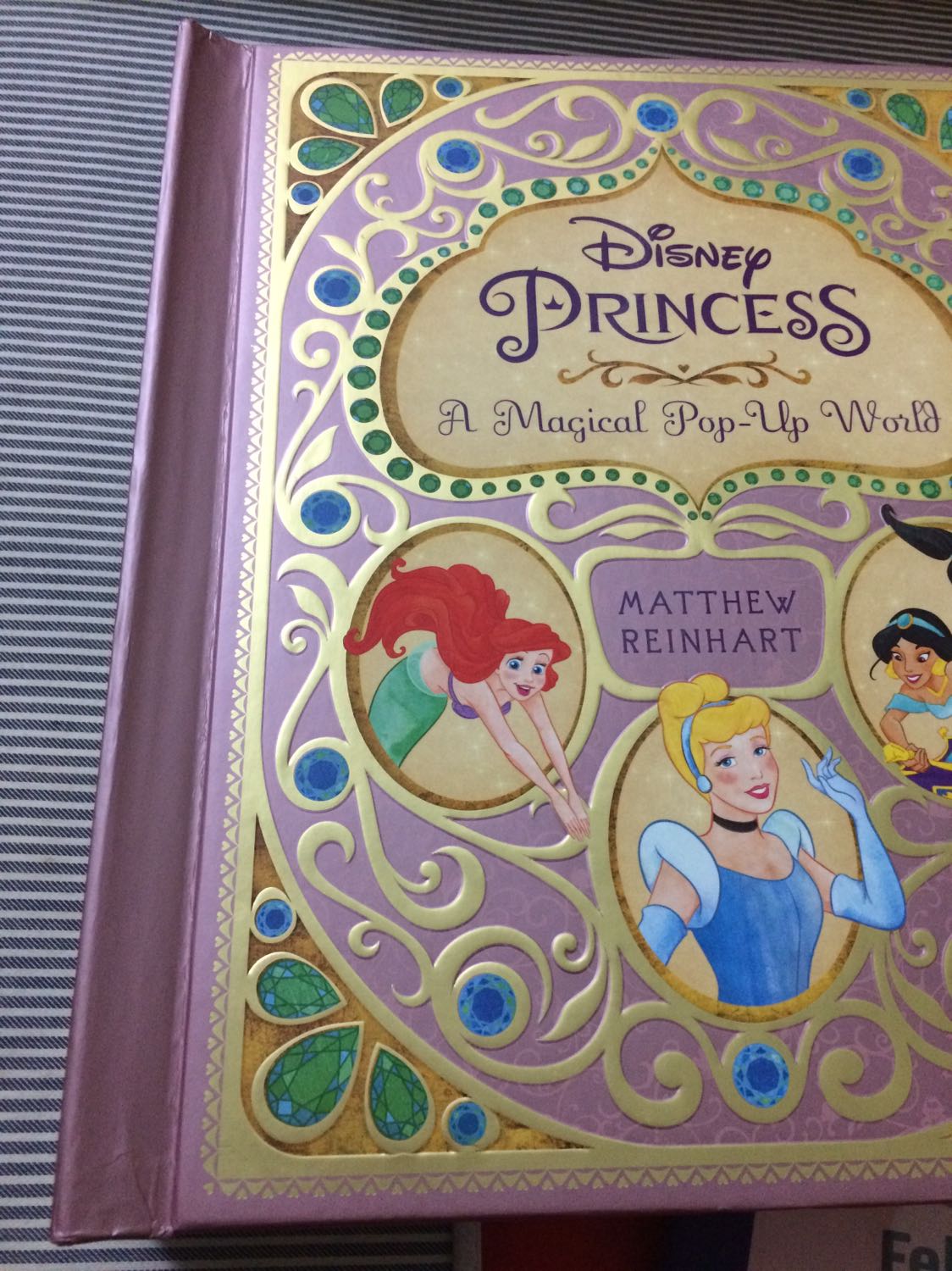 Sách hơi cũ, lúc mình nhận thấy gáy hơi móp. POP-up khá công phu nhưng có lẽ do chất lượng giấy không tốt nên một số chi tiết bị gẫy nên không nổi hình được. Phải mở thật chậm và cẩn thận nếu không dễ bị rách. Tiki sale quá rẻ! Mua sale trên amazon cũng không rẻ bằng, còn chưa tính phí ship. Mong tiki nhập thêm nhiều sách loại này hơn nữa, nhất là các tác phẩm của Robert Sabuda.