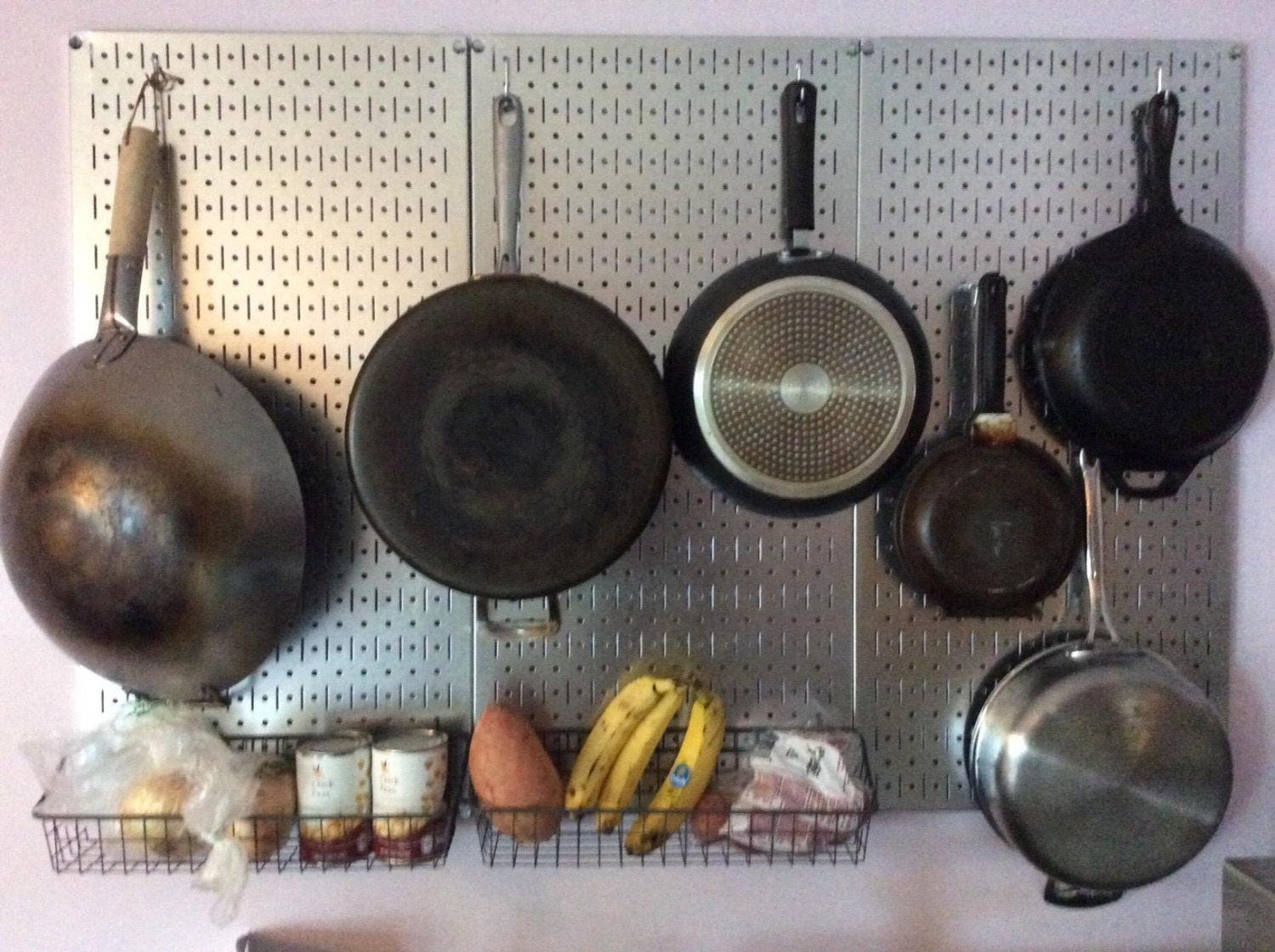 Mình mua một bộ Combo bảng Pegboard kim loại cho nhà bếp để sử dụng cho căn bếp bé xíu của mình. Sản phẩm quá hoàn hảo giúp mình treo và sắp xếp gần như toàn bộ nồi chảo trên bảng. Sản phẩm rất chắc chắn không bị bám bẩn và rất dễ dàng vệ sinh lau chùi. Có thể mua thêm nhiều móc tùy theo nhu cầu sử dụng.