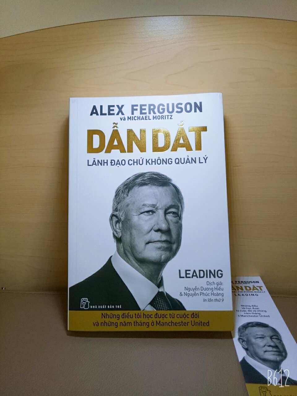 chưa đọc hết nội dung, đọc sơ sơ mấy dòng chữ quấn quanh bìa thấy có vẻ hay.
nhưng chất lượng giấy thích v~. mền, nhẹ, k quá trắng ...
good ?