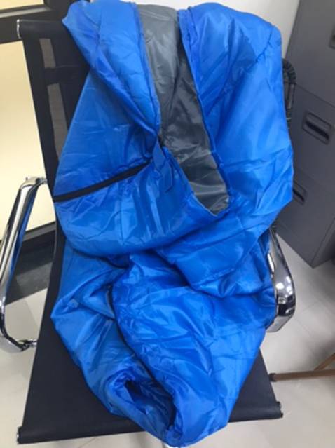 Sp dày dặn, đường may chắc chắn. Lần đầu cầm vào đã thấy rất mềm và êm tay. Nằm thấy êm và rất thoải mái, không bị kích ứng da. Vải chống thấm nước khá tốt, vì một lần mình làm đổ cafe lên túi ngủ thì không thấy bị ướt phần bông bên trong, ngoài ra thì vệ sinh cũng khá dễ dàng. Mình là dân văn phòng, buổi trưa hay ngủ lại công ty nên sắm một cái để mang theo rất tiện lợi. Từ hôm mang đi làm mà mấy đứa cùng chỗ làm cứ hỏi nhờ mua hộ mãi.😂
Khoá mở 2 chiều, mở dc bên ngoài và kéo lại bên trong. phần đầu hở ra có dây rút để rút cho ôm đầu mình lại, nói tóm lại là khá ưng em này của shop. thank you shop và tiki nhé