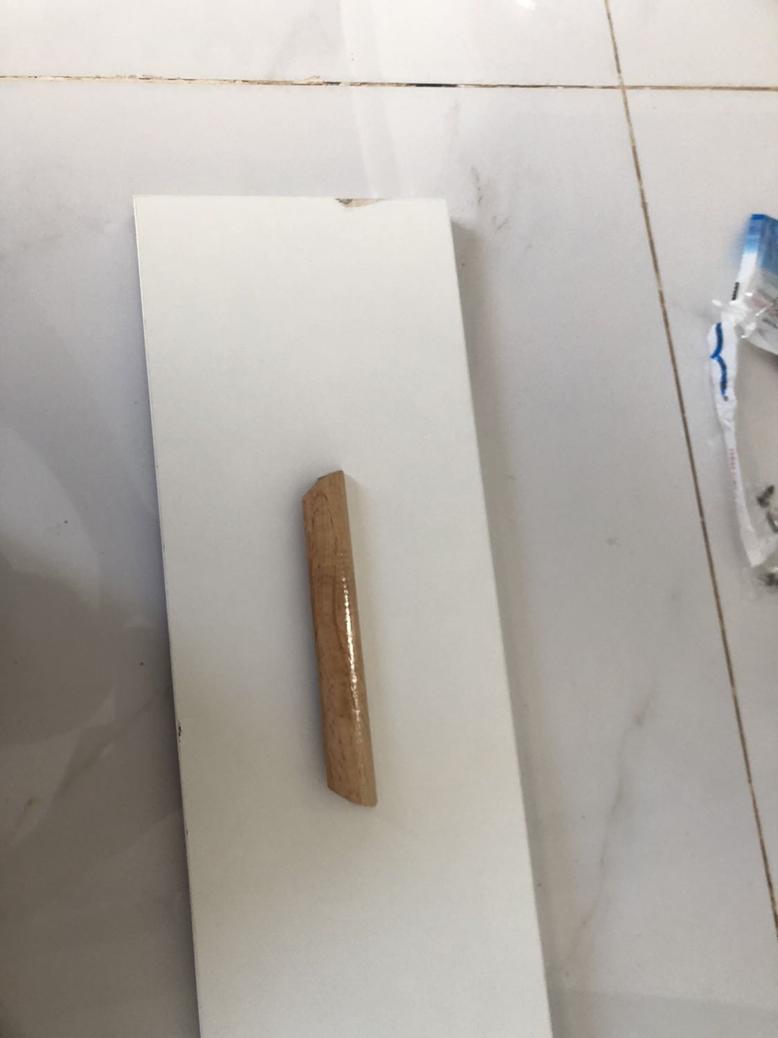 Giao hàng thì lỗi 2,3 miếng nằm mặt trong thôi thì không sao đây lỗi ngay miếng cửa tủ vậy cũng dám đem bán cho khách. Nhắn tin cho shop từ 19/11 đền nay ngày 22/11 rồi không thấy trả lời. Làm ăn buôn bán *** không có trách Giao hàng lỗi. Nhắn tin thì không trả lời. Làm ăn không