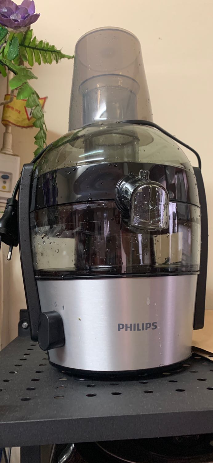 Mình vừa nhận hàng xong xay thử ổi luôn… thành phẩm nếu so với hàng máy ép chậm thì đương nhiên là không bì được rồi.. nhưng với tầm tiền này thì đây là sản phẩm đáng mua các bạn nhé… xay xong đến khâu tháo ra vệ sinh thì loay hoay mãi… cuối cùng là phải nhờ đến anh YouTube… tuy nhiên loại này khi thao tác cứ có cảm giác dễ gãy vì cái quai móc hai bên ý… ví dụ mà nhỡ tay một phát thì coi như cái máy vô dụng luôn…