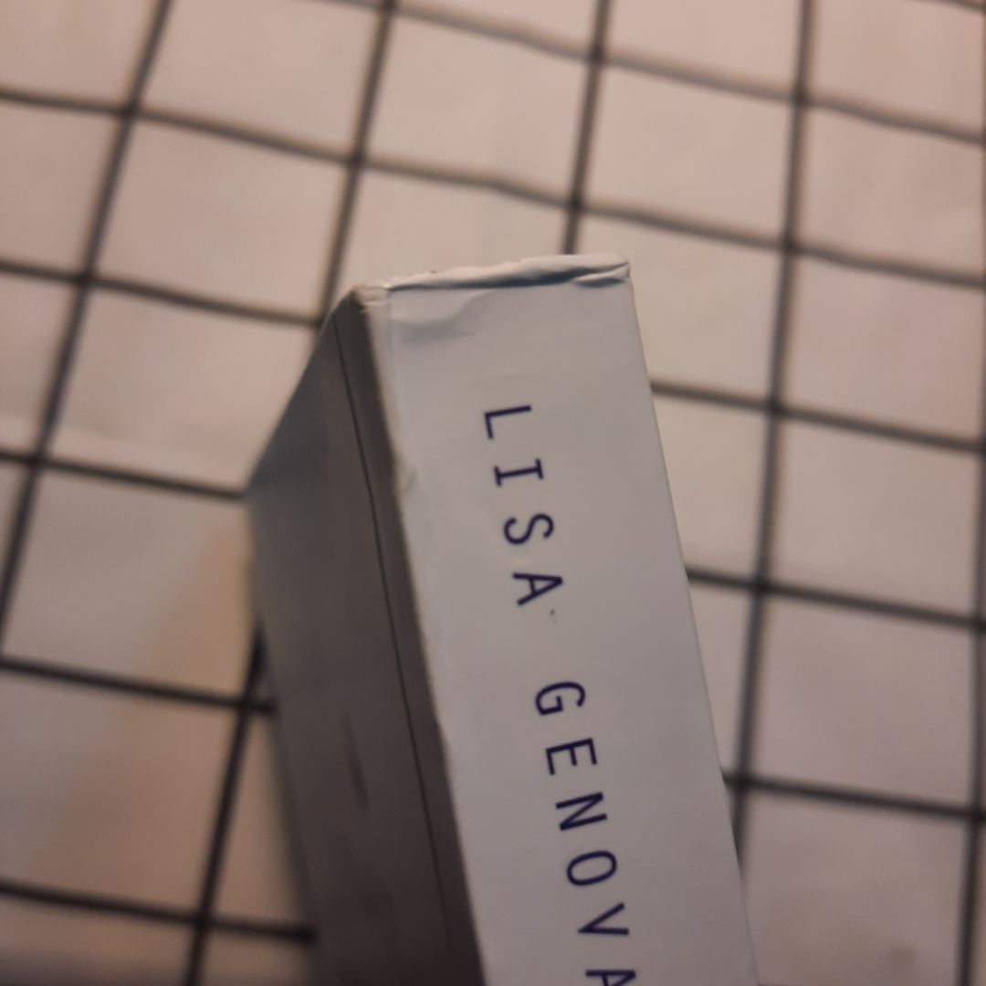 Gáy sách bị dập nát nhưng cũng tạm chấp nhận được.