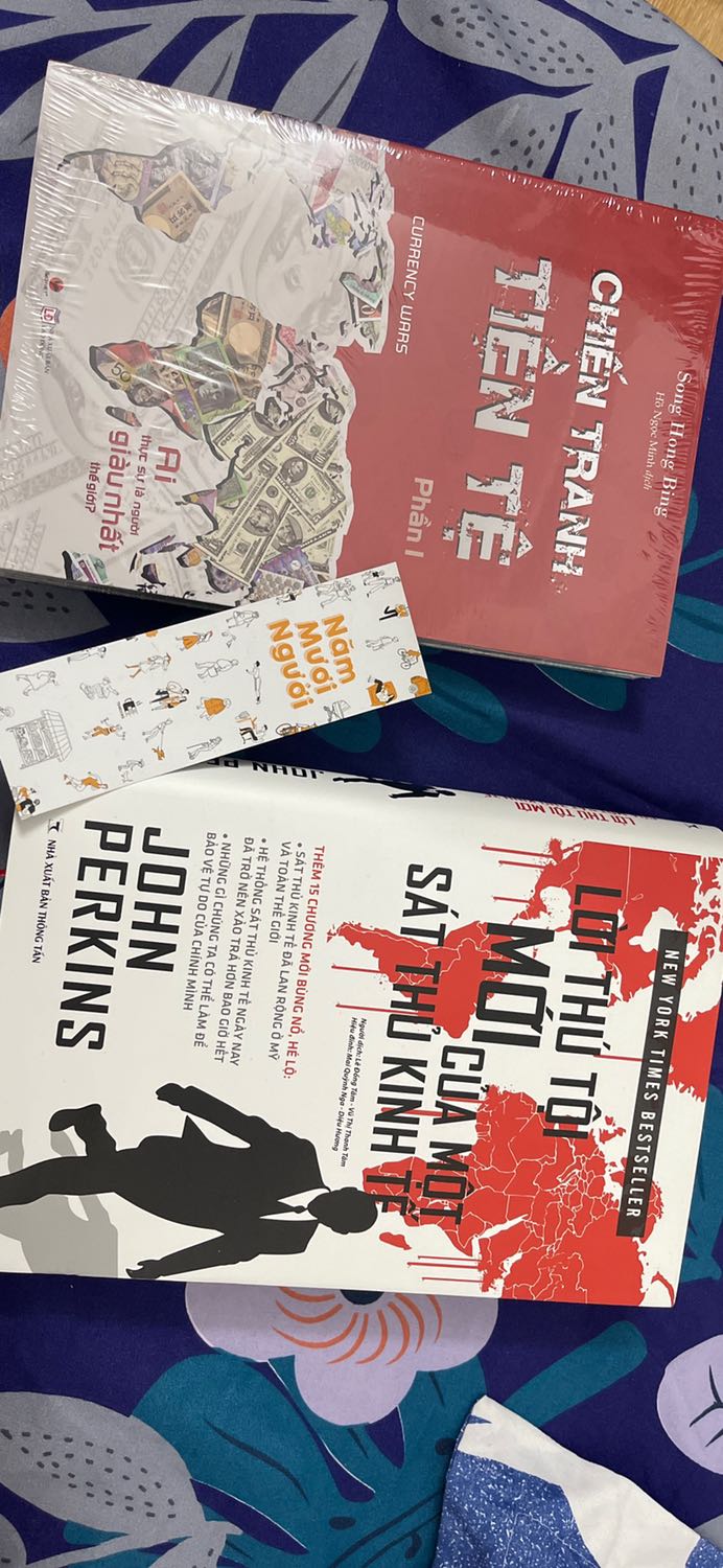 Đóng gói ổn sách đẹp, mới, ship khá nhanh. Vì vốn là thứ mình thích nên rất hài lòng. Tuy nhiên 2 book mark được nhận cái thì rách nát cái thì cong vênh lên. Nhưng dù sao sách hay là ok rồi.