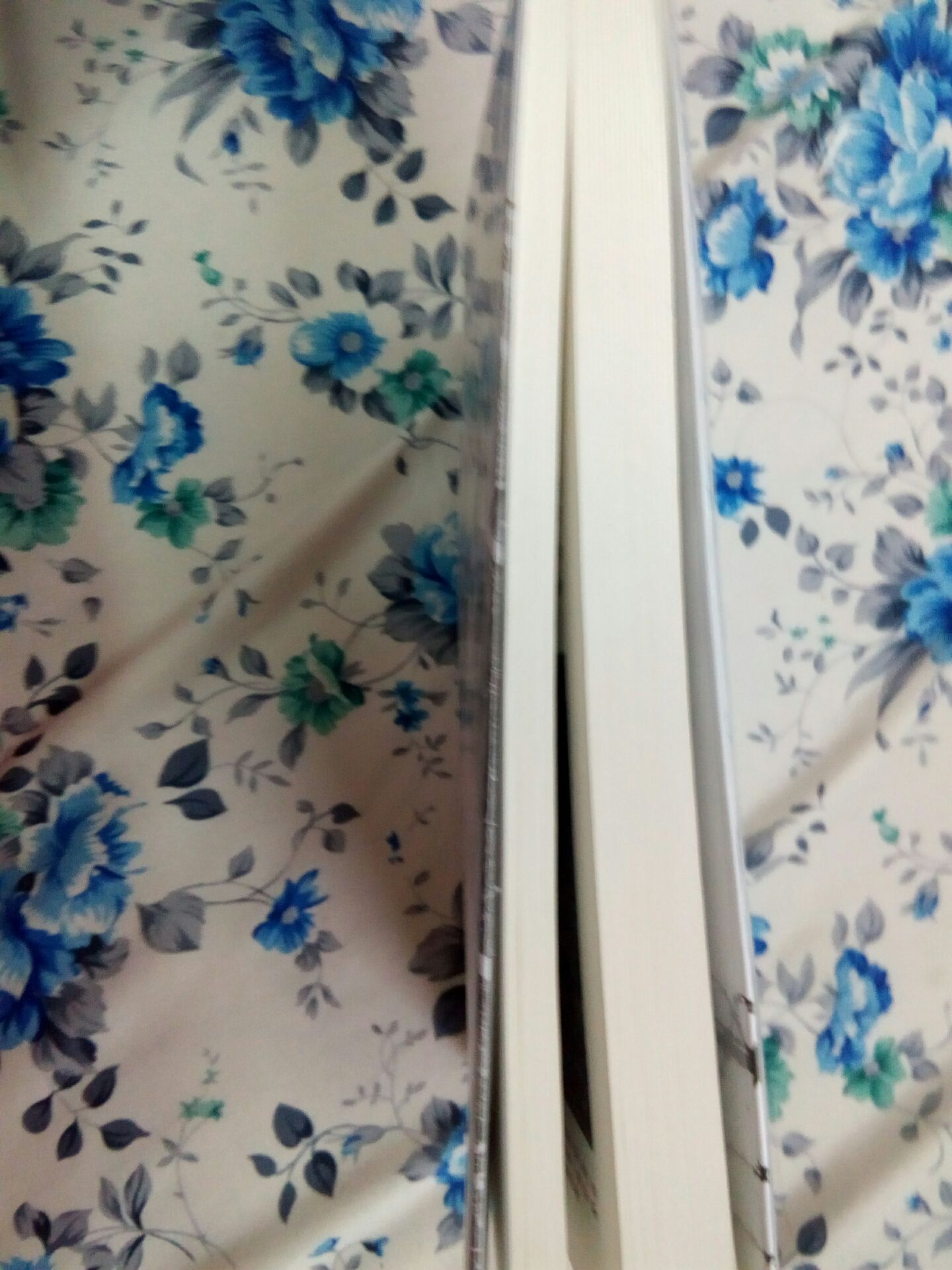 Giấy trắng, đẹp. Cuốn của mình có nhiều trang mực in hơi mờ nhưng vẫn đọc được. Cách kể của tác giả rất cuốn hút, dịch hay, thông tin vô cùng thú vị, có nhiều hình minh họa sống động. Mong rằng sẽ có nhiều người quan tâm đến động vật và thiên nhiên hơn