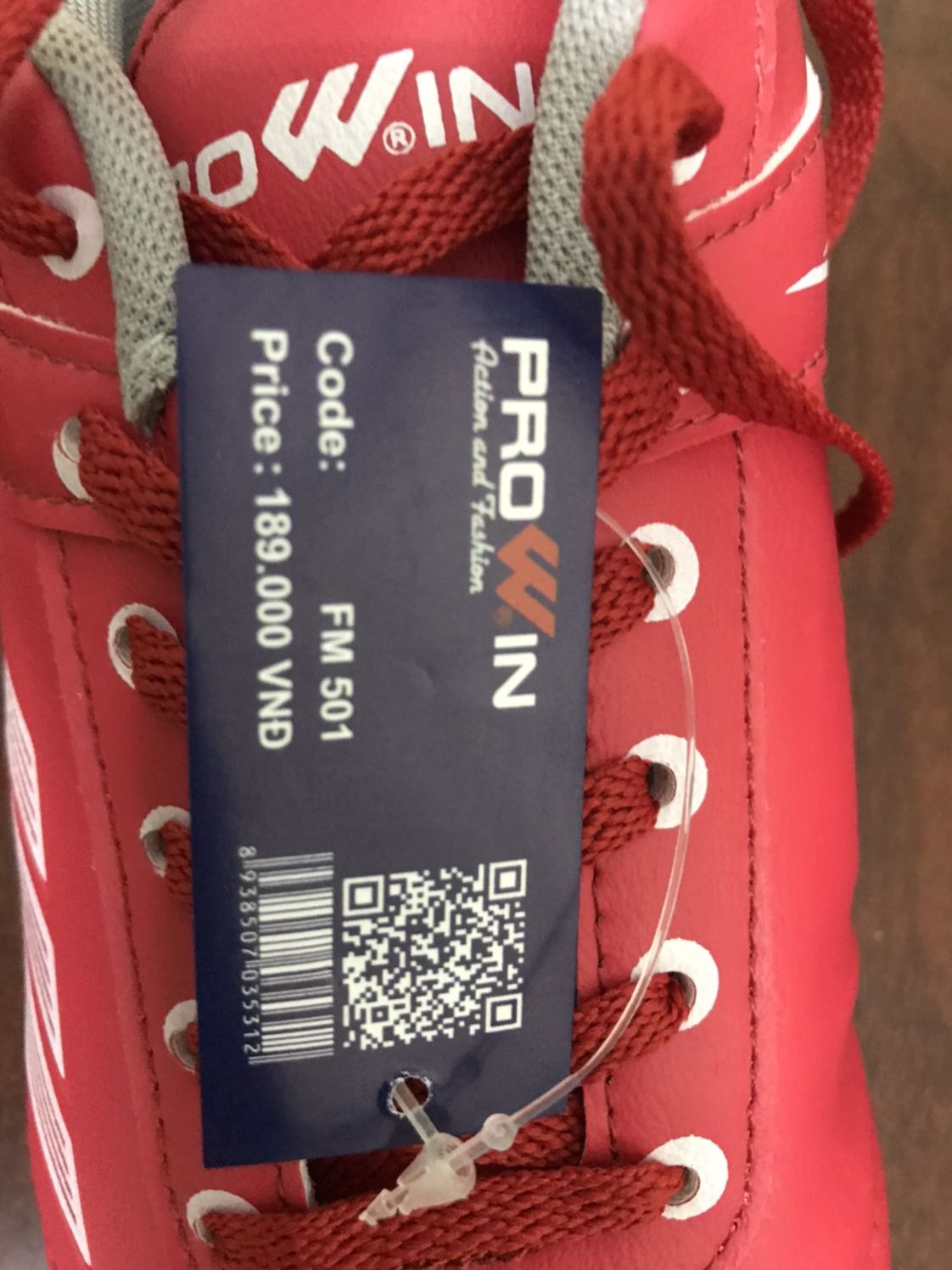 Giá niêm yết thực tế của cty Prowin là 189.000 đồng, nhưng Shop đã nâng giá lên gần gấp đôi là 289.000 đồng, rồi lại ghi giảm giá 50%, còn 145.000 đồng. Làm ăn thế này là không trung thực, mục đích là để khách hàng tham rẻ vì được giảm giá nhiều nên mua. Mình thật sự không thích kiểu bán hàng như thế này. Tiki nên xem lại cách làm ăn của shop.

Còn giày mình nhận được chỉ giống màu chứ mẫu mã không hề giống. Về chất lượng thì phải sử dụng mới biết được.